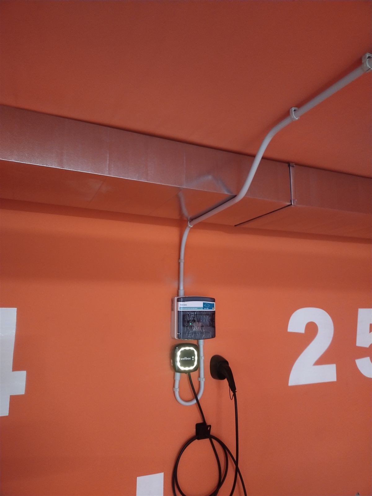 Cargador wallbox para coche eléctrico instalado en plaza de garaje