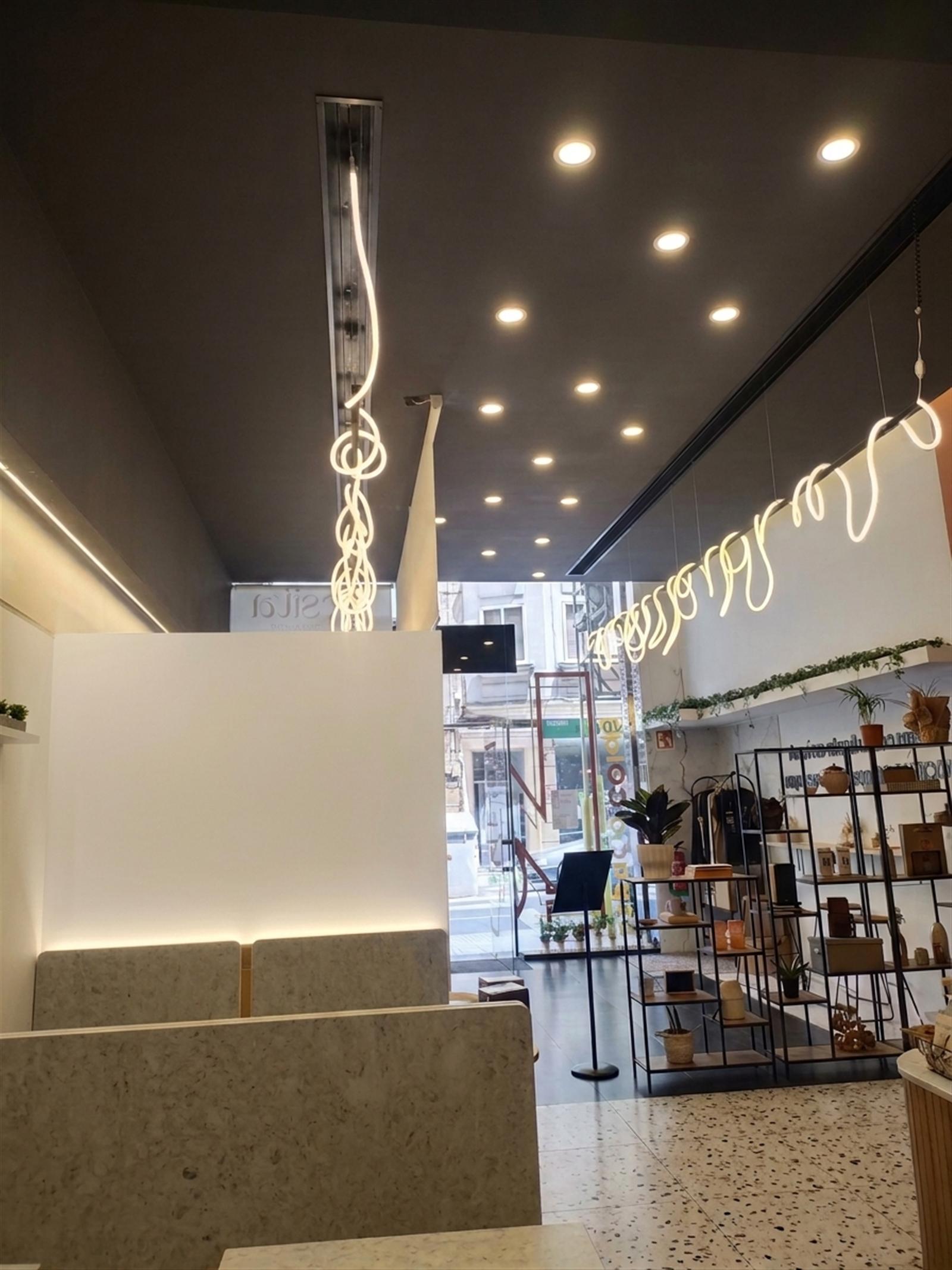 Instalación de iluminación decorativa en cafetería