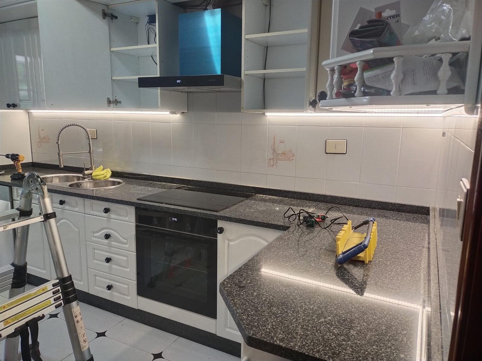 Instalación de tira LED bajo mueble de cocina