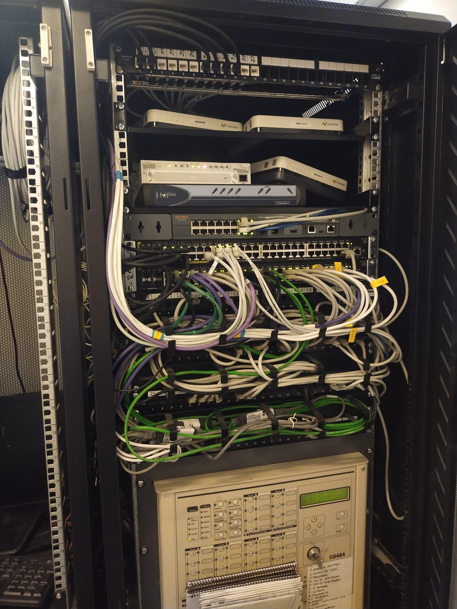Armario de comunicaciones y datos con cableado ordenado